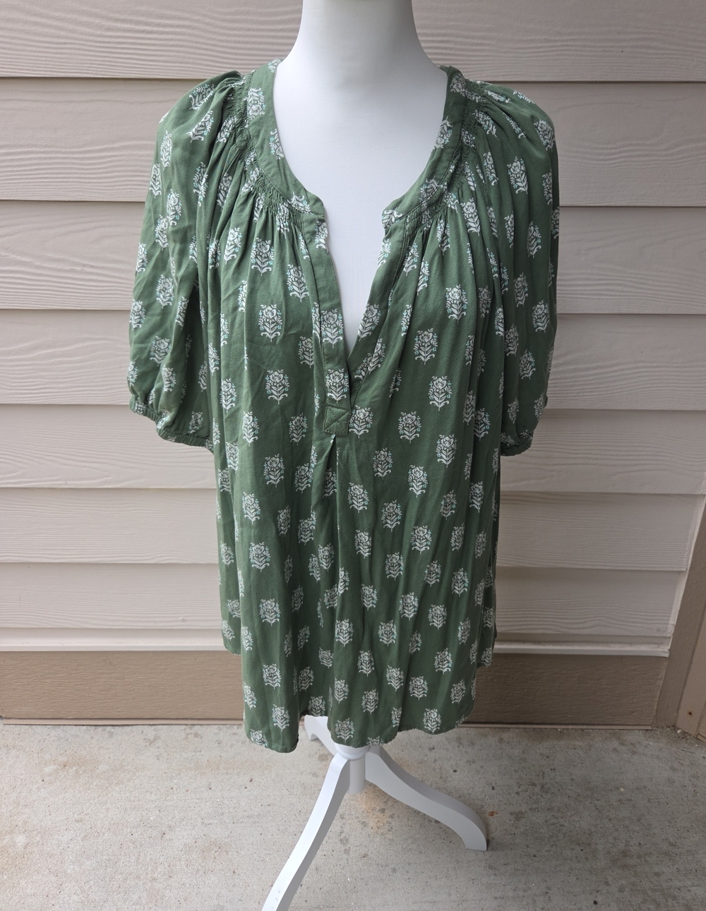 Crown & Ivy Women’s 2X Olive Green Floral Peasant Tunic
